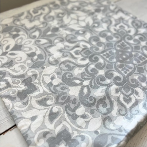 1 NEW Pottery Barn Elsin 22x22” Linen Cotton Pillow Cover Gray Floral Medallion - Picture 5 of 10